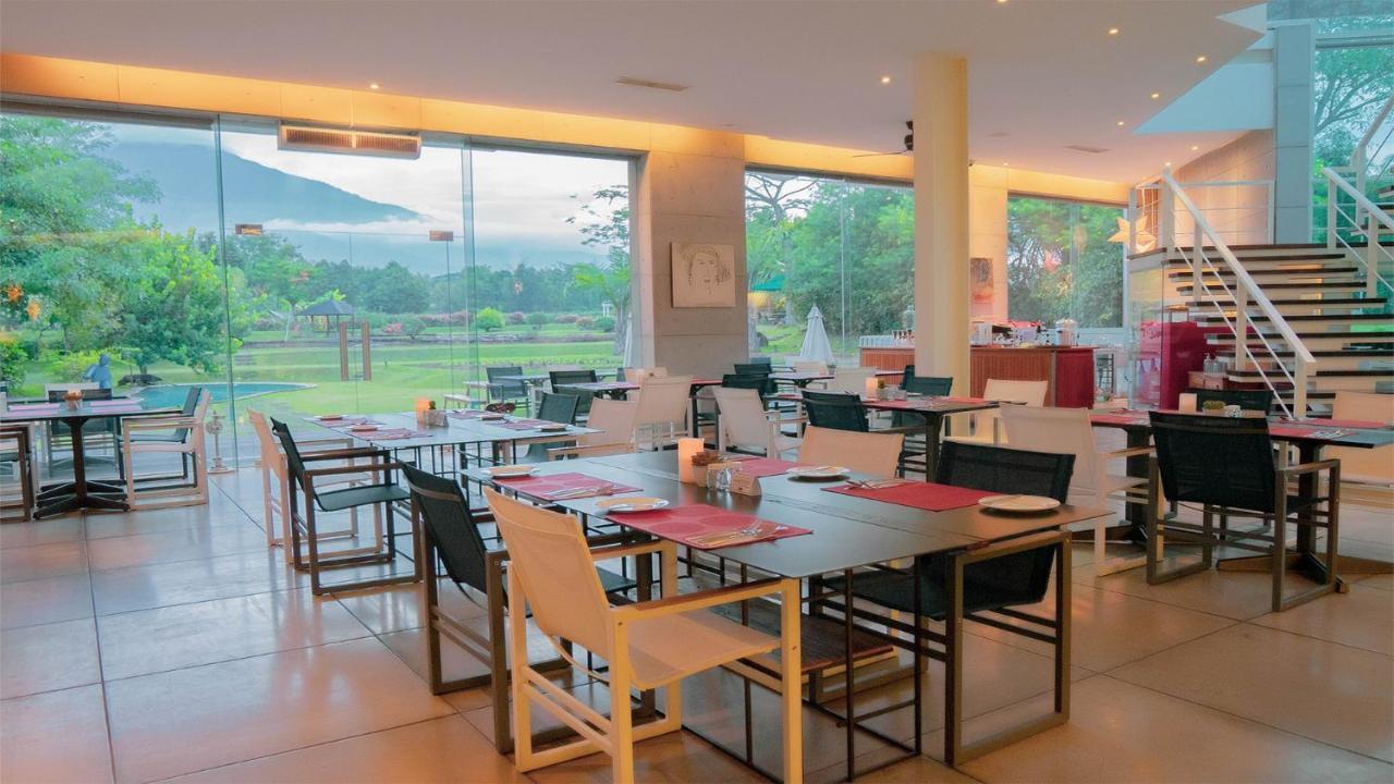 K Gallery Hotel Pasuruan Eksteriør bilde